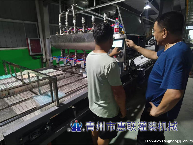 德州多排全自动石蜡灌装机调试完成